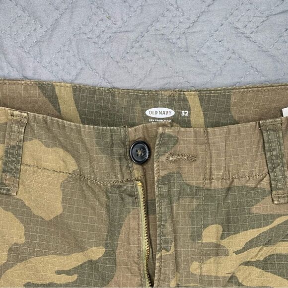 Old Navy Camouflage Cargo Shorts for Men - Picture 2 of 5